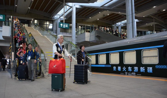 2024年首趟“天山号”旅游专列。中国铁路乌鲁木齐局供图